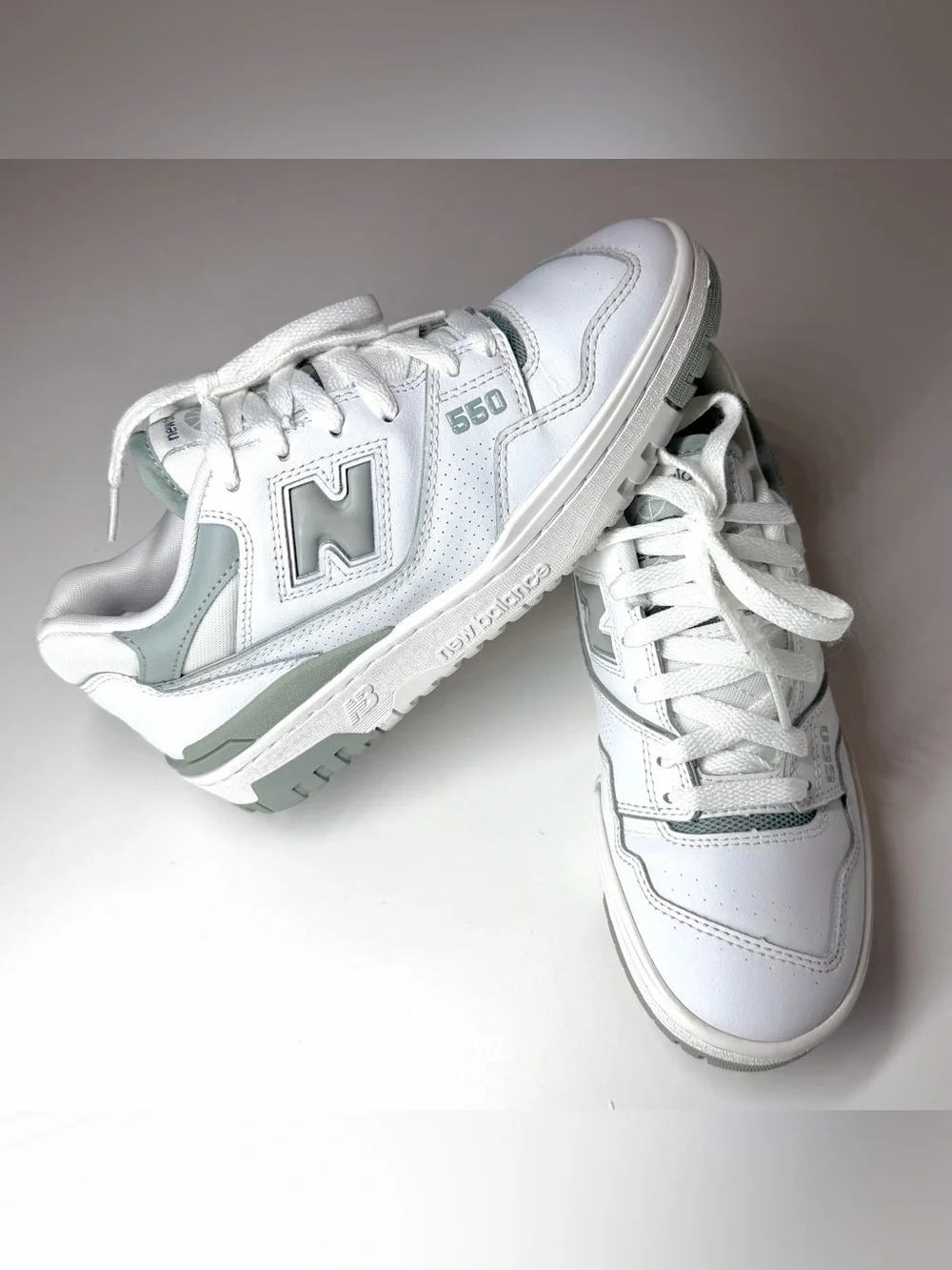 New Balance Unisex 550 White and Light Gray Athletic Sneakers Size- W 7 / M 5.5